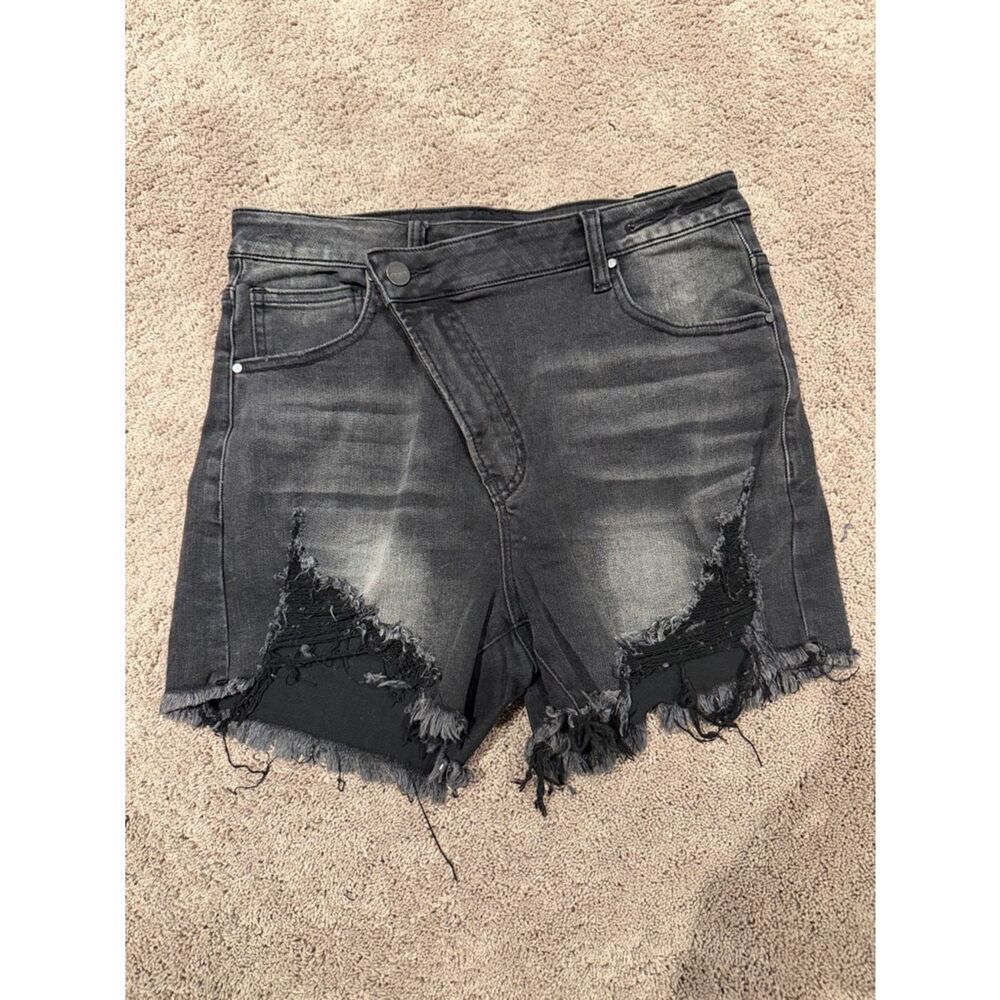 Risen cross front V shorts! Diagonal zipper! So3 medium like new!